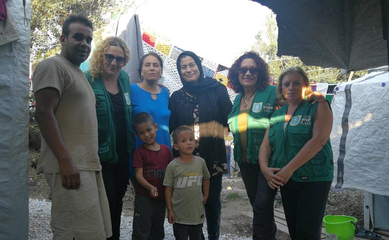 Mercedes (a la derecha) junto a su amiga en su visita a un campo de refugiados.