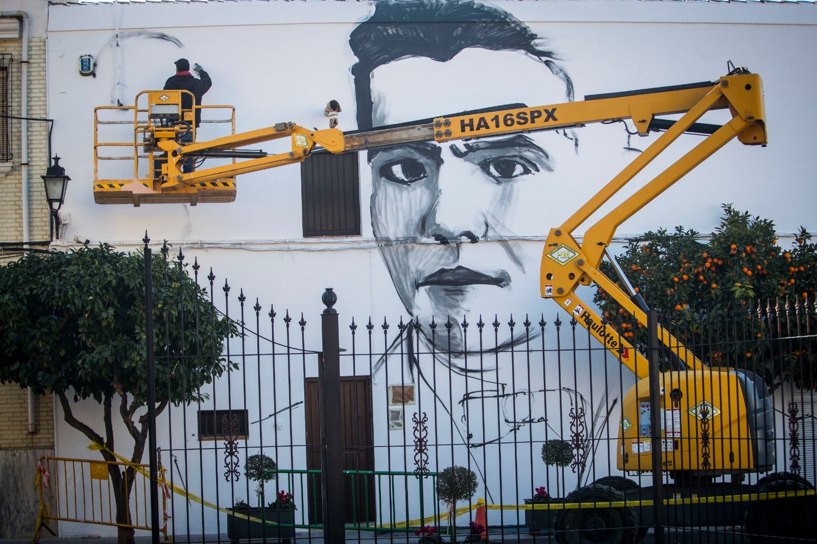 Raúl Ruiz, El Niño de las Pinturas, realiza su grafiti en la casa natal de Lorca