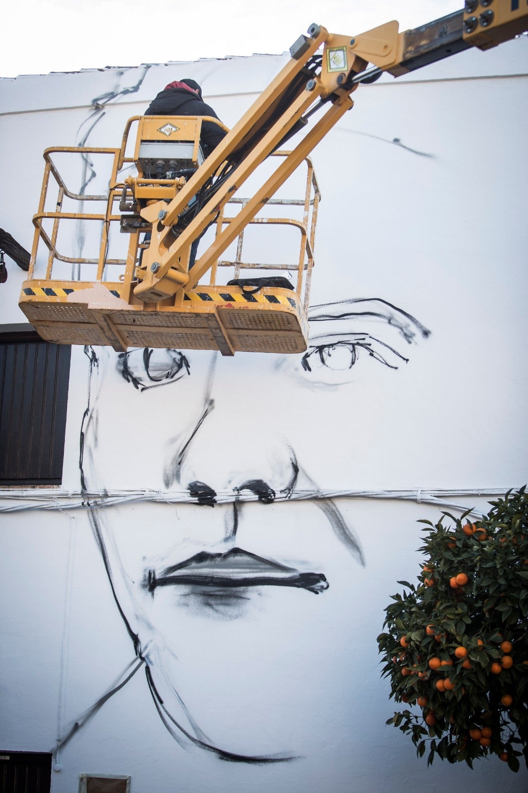 Raúl Ruiz, El Niño de las Pinturas, realiza su grafiti en la casa natal de Lorca