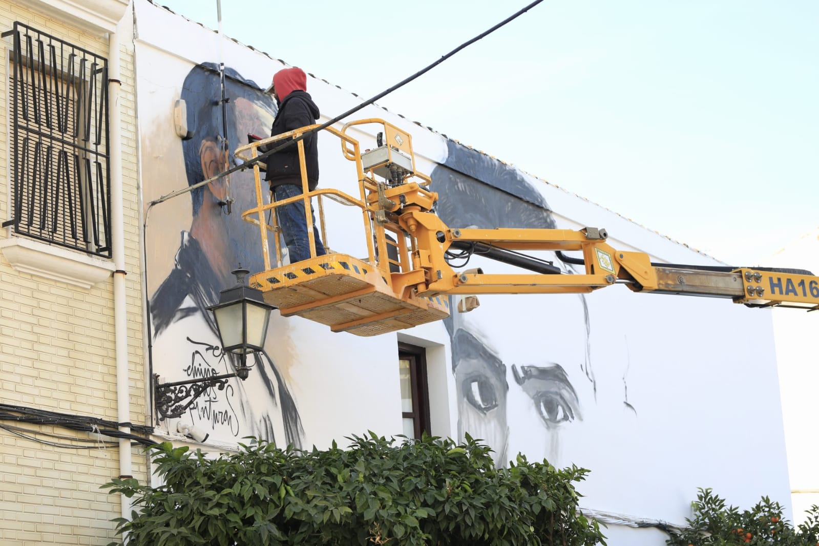 Raúl Ruiz, El Niño de las Pinturas, realiza su grafiti en la casa natal de Lorca