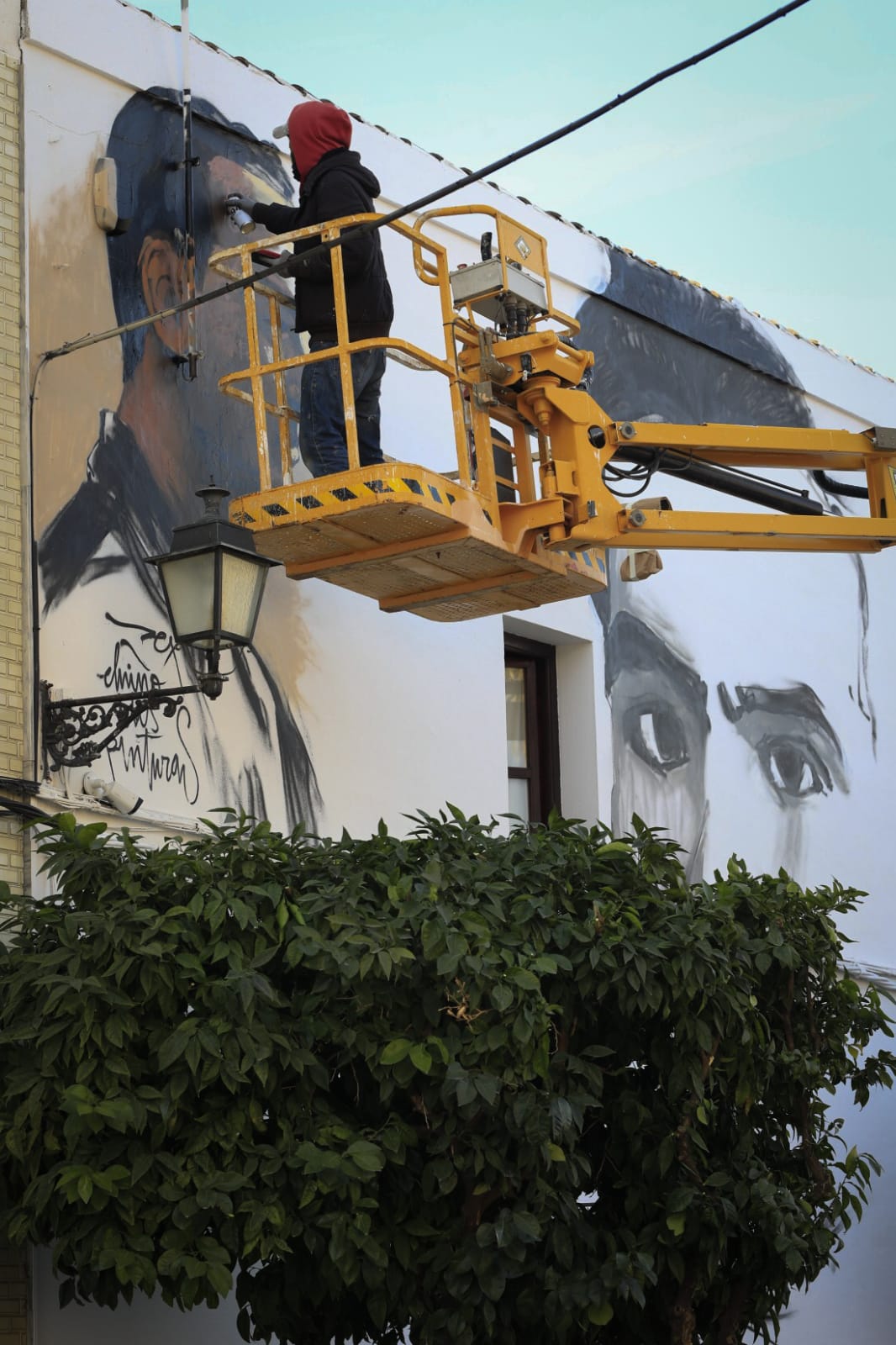 Raúl Ruiz, El Niño de las Pinturas, realiza su grafiti en la casa natal de Lorca