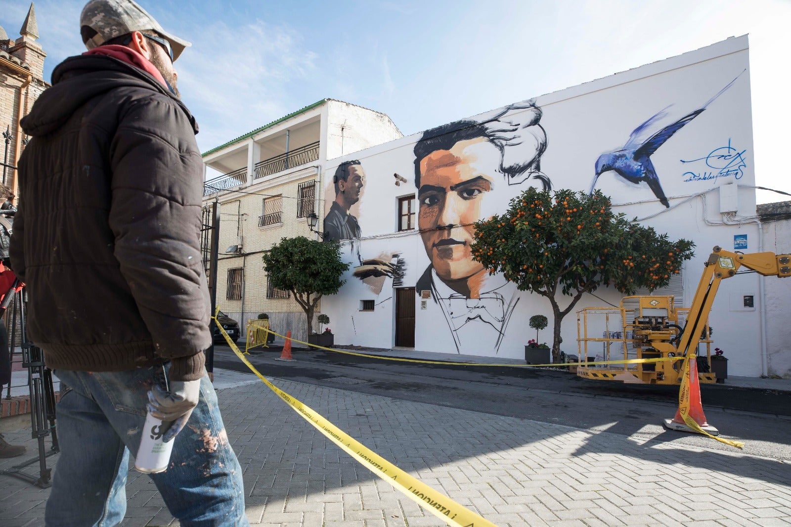 Raúl Ruiz, El Niño de las Pinturas, realiza su grafiti en la casa natal de Lorca