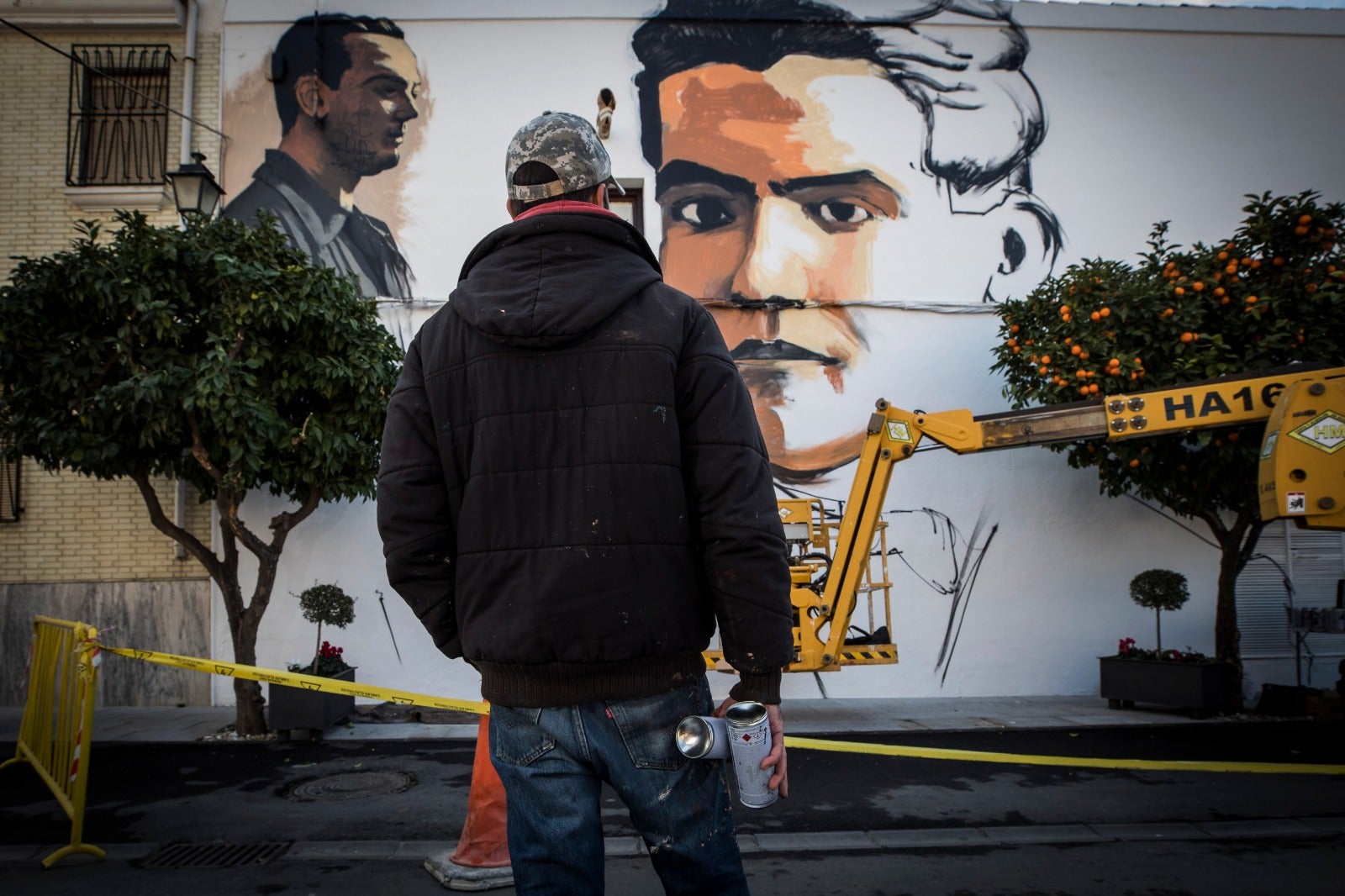 Raúl Ruiz, El Niño de las Pinturas, realiza su grafiti en la casa natal de Lorca