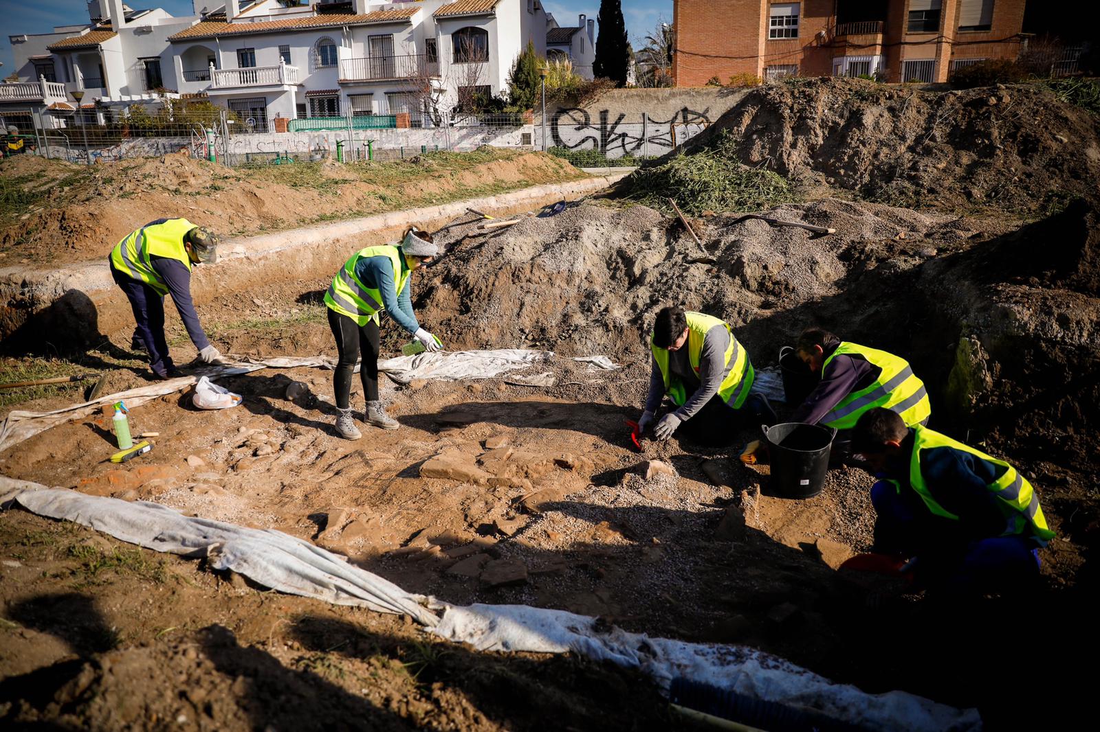 Los arqueólogos, en plena excavación en la villa romana del Zaidín