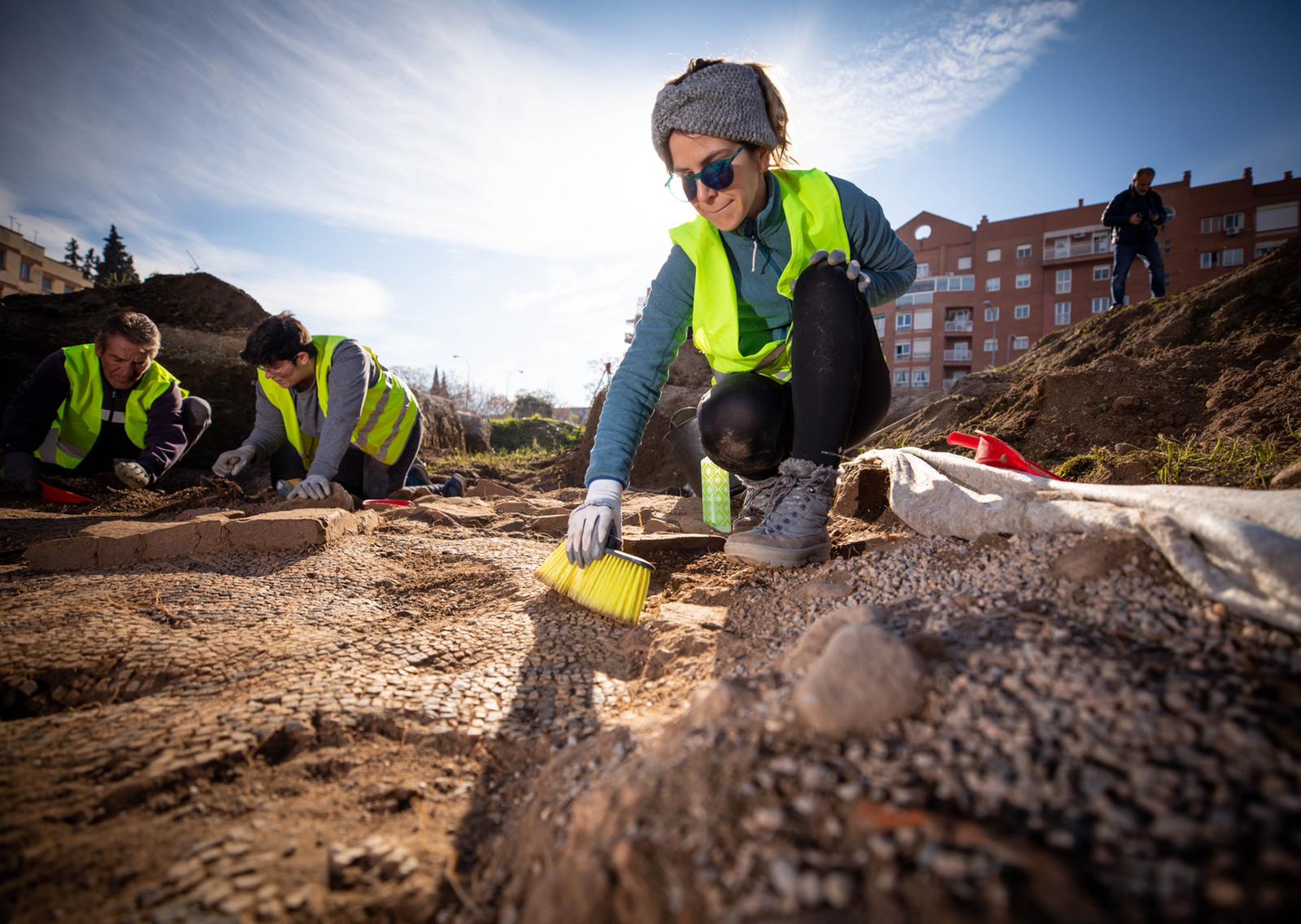 Los arqueólogos, en plena excavación en la villa romana del Zaidín