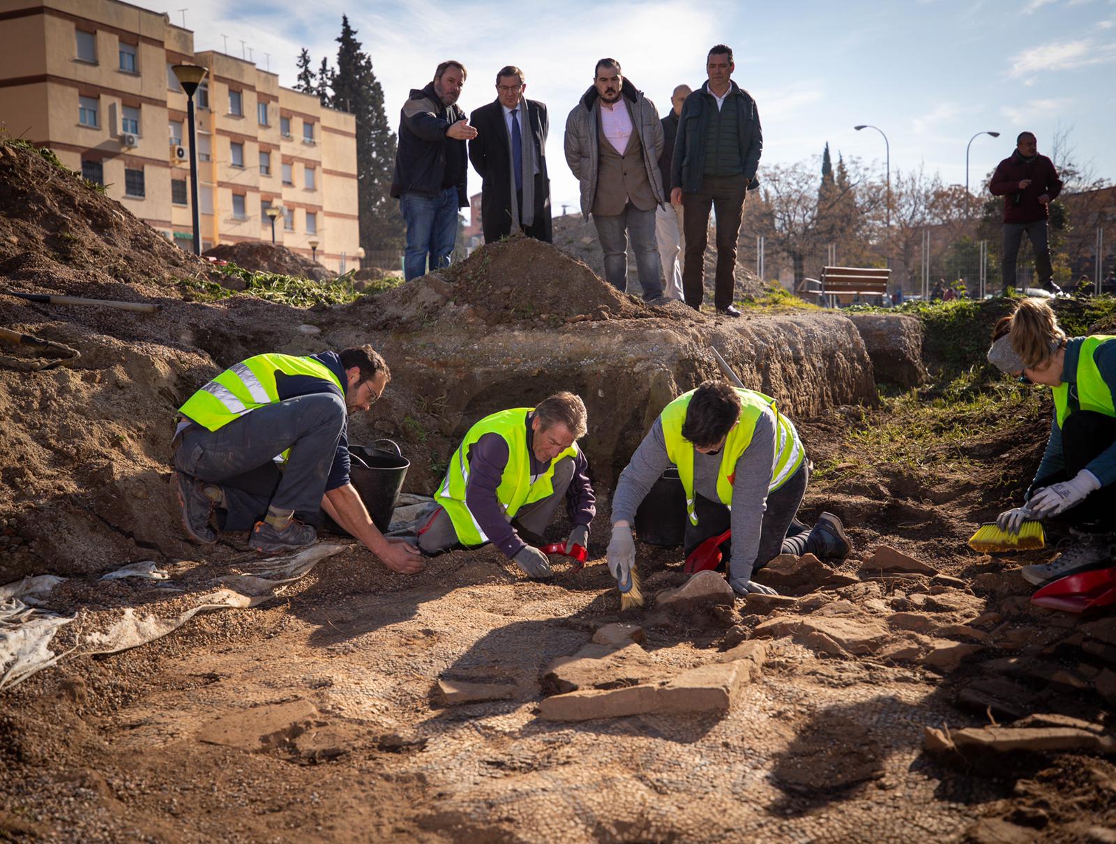 Los arqueólogos, en plena excavación en la villa romana del Zaidín