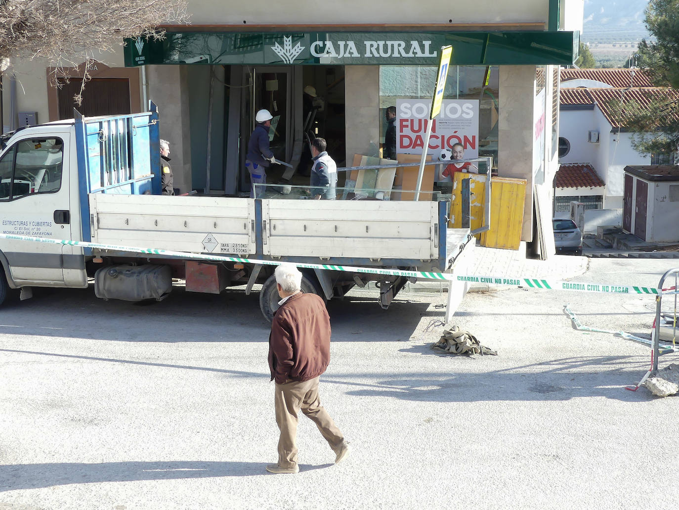 Los operarios se afanaban ayer en el arreglo de los desperfectos