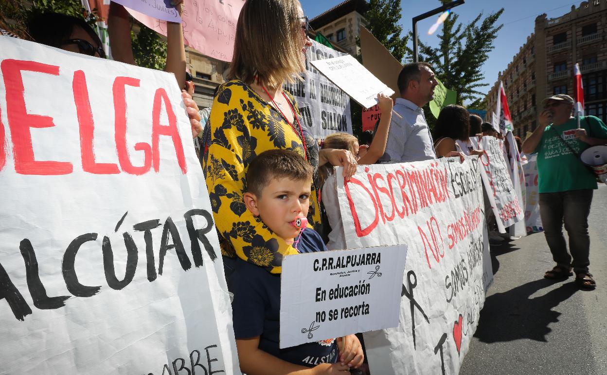 Concentración frente a la delegación de Educación por el cierre de aulas y la falta de profesores en la Alpujarra.