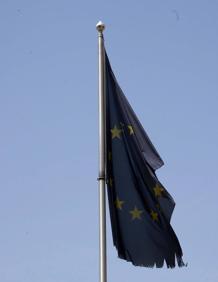 Imagen secundaria 2 - Las banderas presentan con el tiempo un estado deplorable. En el medio, el entonces alcalde, Torres Hurtado, el día de la inauguración del Paseo de Europa.