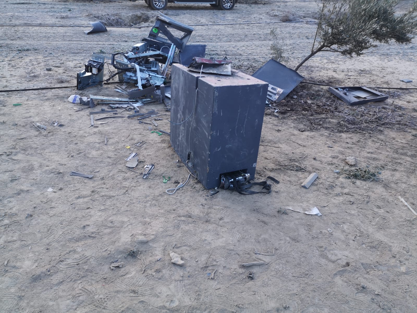 La sucursal de Caja Rural de Dehesas de Guadix ha quedado destrozada tras el atraco