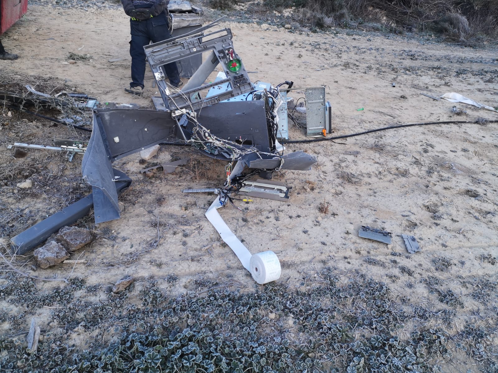 La sucursal de Caja Rural de Dehesas de Guadix ha quedado destrozada tras el atraco