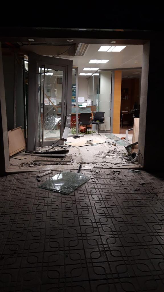 La sucursal de Caja Rural de Dehesas de Guadix ha quedado destrozada tras el atraco