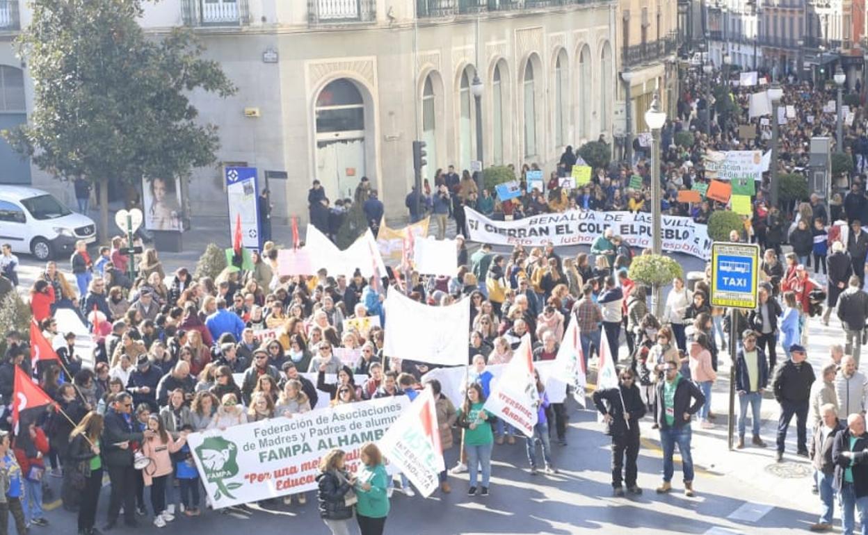 Manifestación en Granada | «Queremos vivir en nuestros pueblos, pero nos están obligando a irnos porque sin educación no hay futuro»