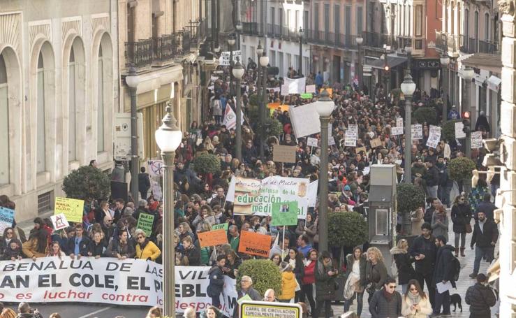 Cientos de personas se manifiestan contra reordenación de los centros educativos 