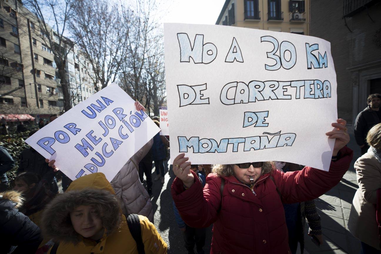 Cientos de personas se han manifestado contra los cambios en los colegios rurales