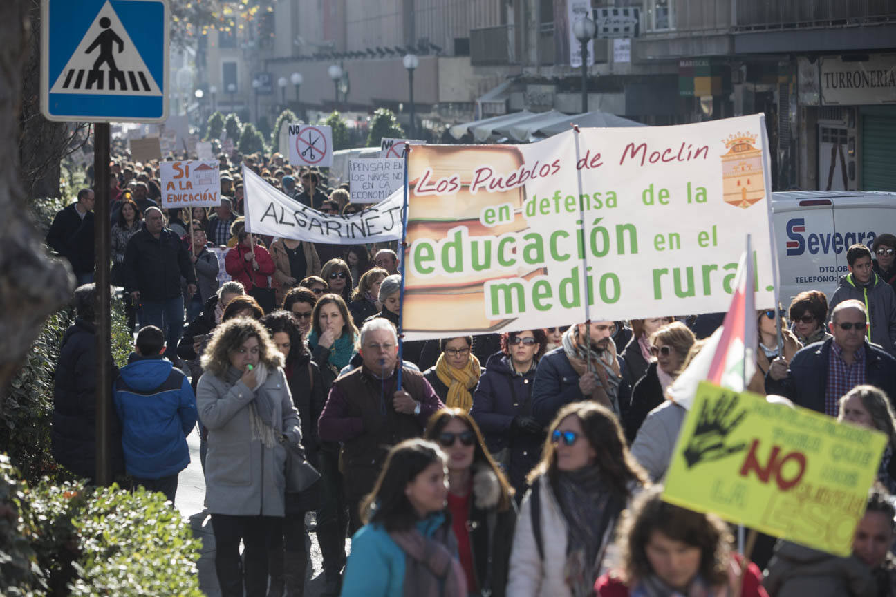 Cientos de personas se han manifestado contra los cambios en los colegios rurales