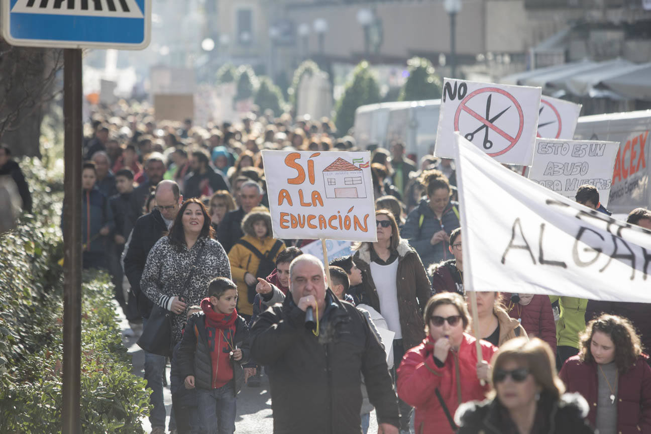 Cientos de personas se han manifestado contra los cambios en los colegios rurales