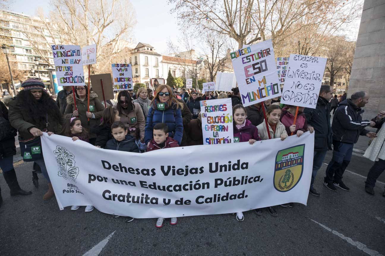 Cientos de personas se han manifestado contra los cambios en los colegios rurales