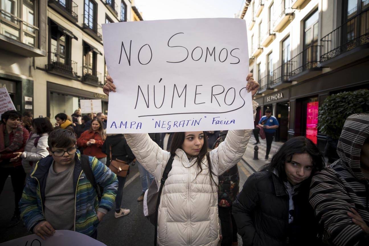 Cientos de personas se han manifestado contra los cambios en los colegios rurales