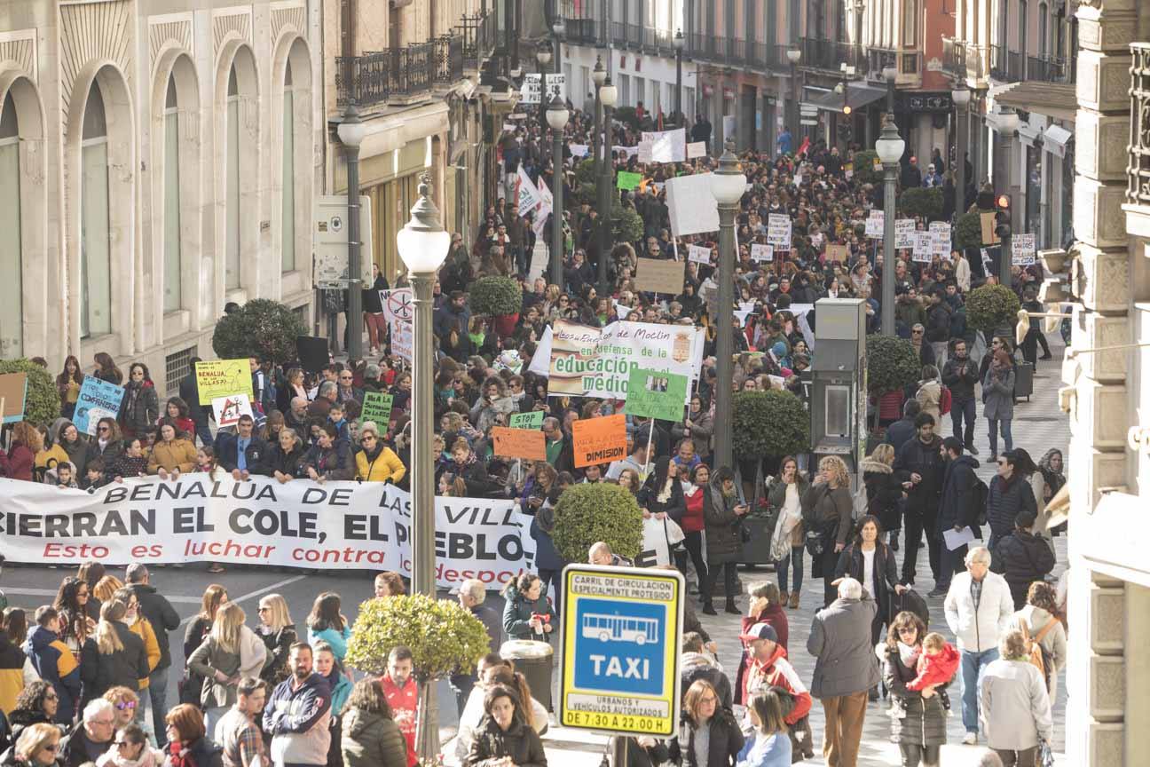 Cientos de personas se han manifestado contra los cambios en los colegios rurales