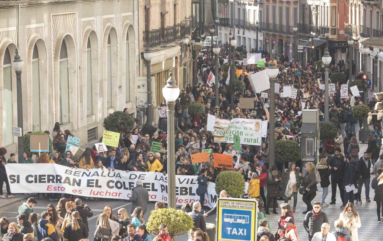 Cientos de personas se han manifestado contra los cambios en los colegios rurales