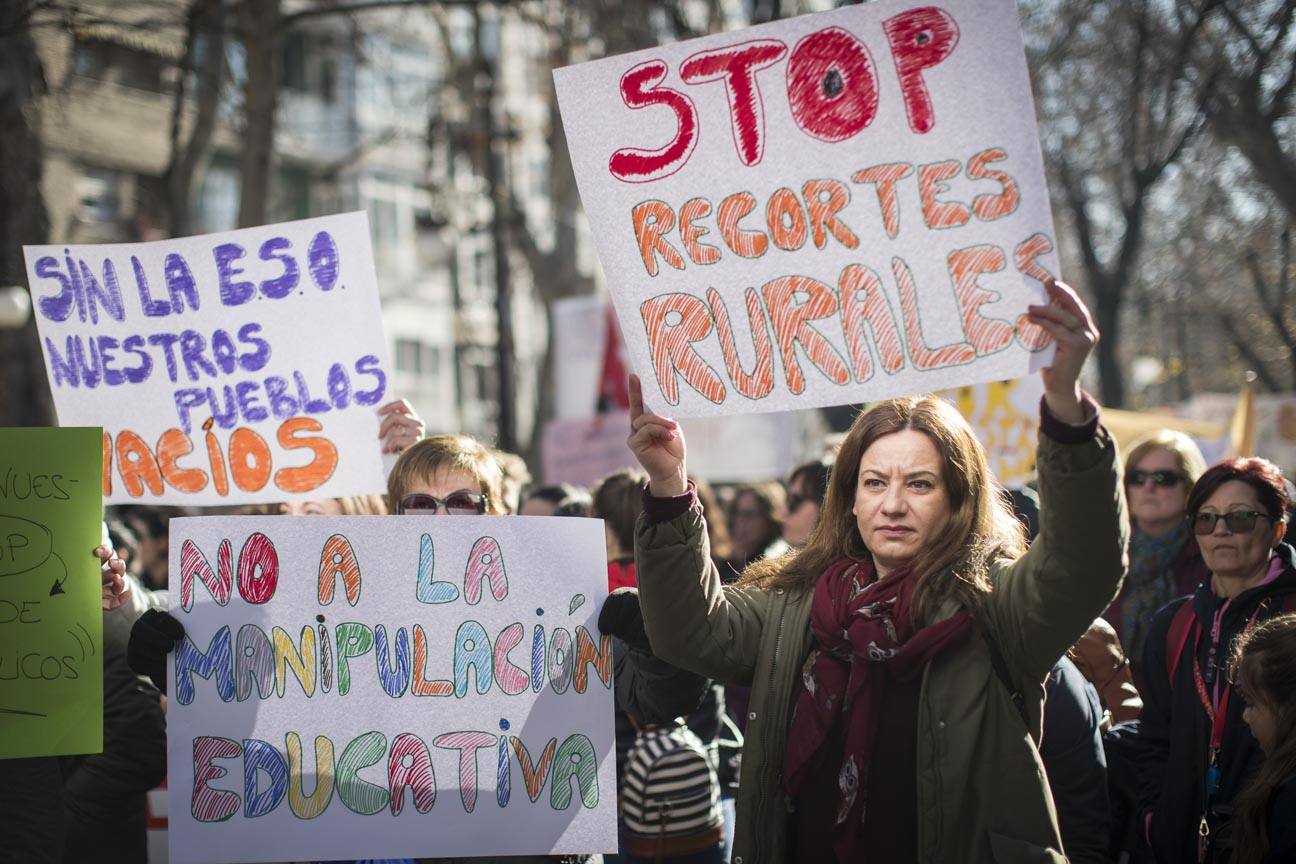 Cientos de personas se han manifestado contra los cambios en los colegios rurales