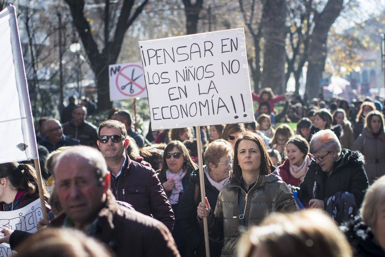 Cientos de personas se han manifestado contra los cambios en los colegios rurales