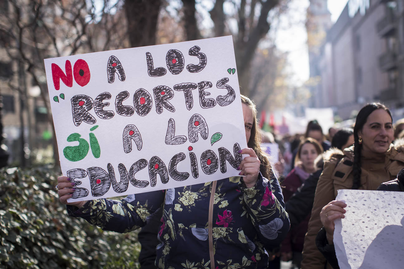 Cientos de personas se han manifestado contra los cambios en los colegios rurales