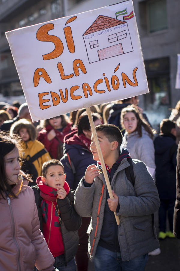 Cientos de personas se han manifestado contra los cambios en los colegios rurales