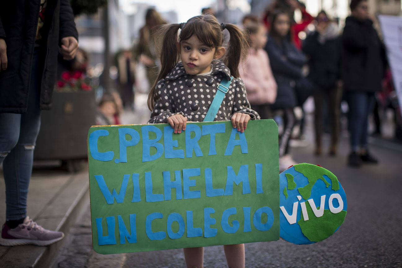 Cientos de personas se han manifestado contra los cambios en los colegios rurales