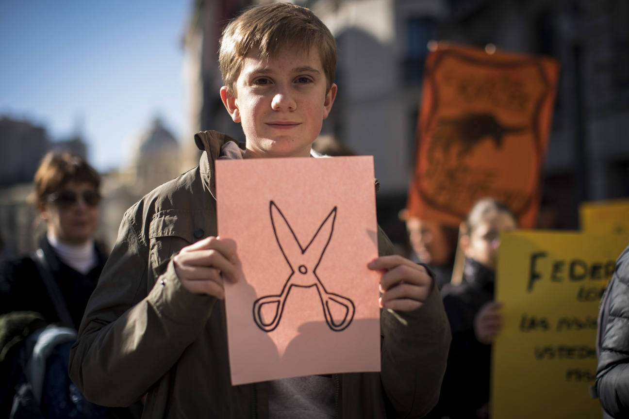 Cientos de personas se han manifestado contra los cambios en los colegios rurales