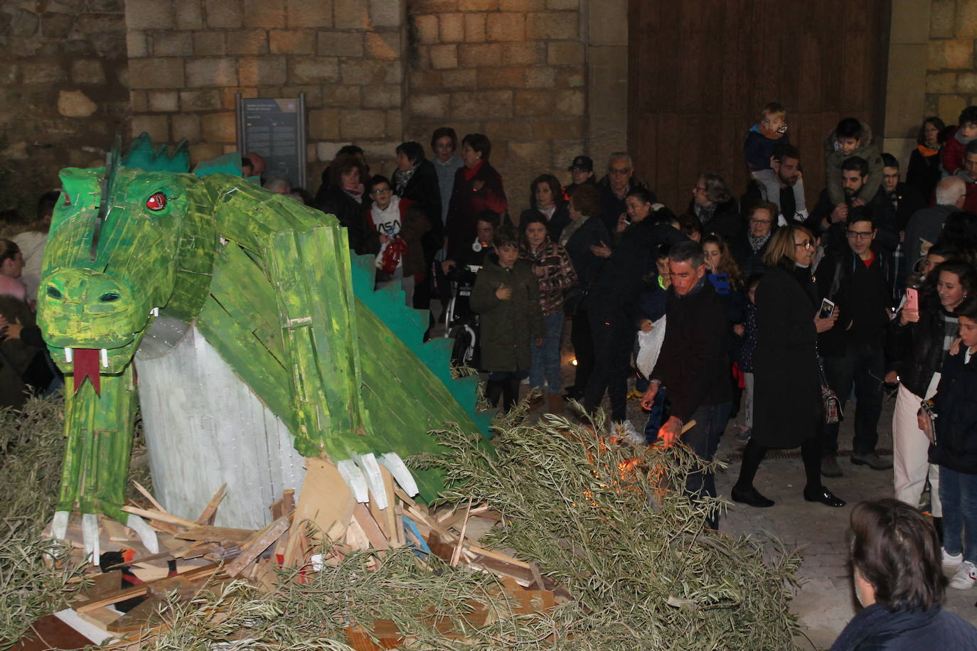 La noche del 16 de enero, la de San Antón, es siempre de tradición en Jaén, pero este año, lo ha sido un poco más, ya que hubo nueve lumbres, además de la oficial