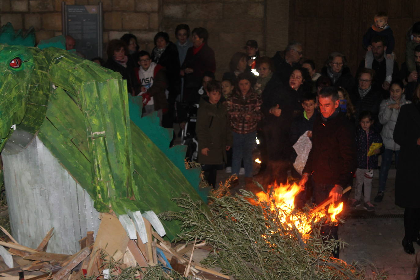 La noche del 16 de enero, la de San Antón, es siempre de tradición en Jaén, pero este año, lo ha sido un poco más, ya que hubo nueve lumbres, además de la oficial