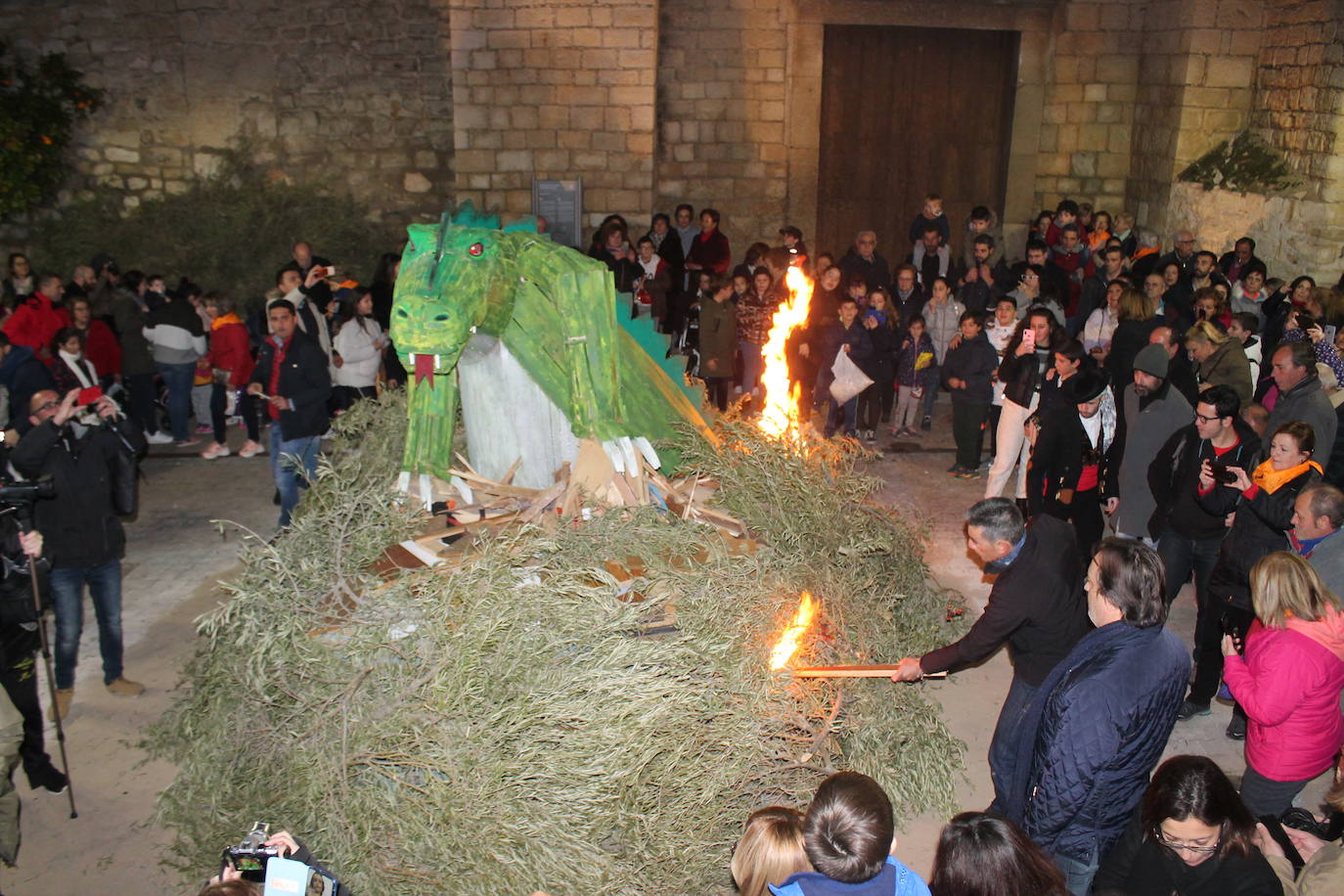 La noche del 16 de enero, la de San Antón, es siempre de tradición en Jaén, pero este año, lo ha sido un poco más, ya que hubo nueve lumbres, además de la oficial