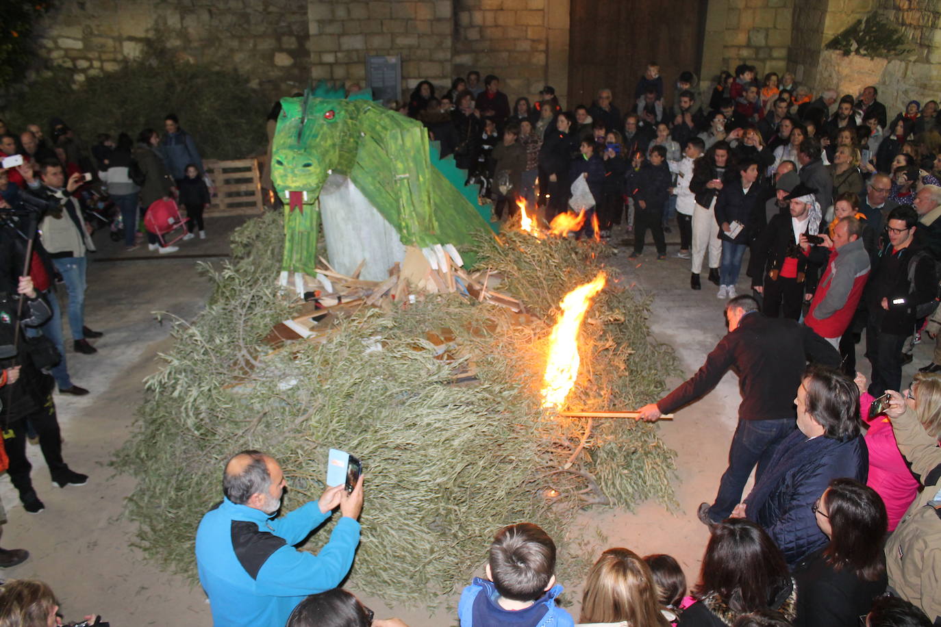 La noche del 16 de enero, la de San Antón, es siempre de tradición en Jaén, pero este año, lo ha sido un poco más, ya que hubo nueve lumbres, además de la oficial