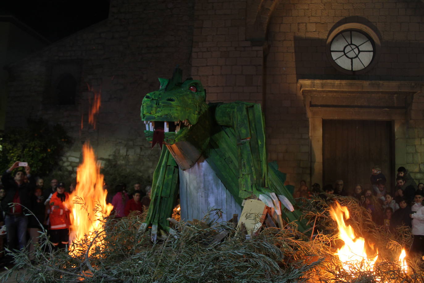 La noche del 16 de enero, la de San Antón, es siempre de tradición en Jaén, pero este año, lo ha sido un poco más, ya que hubo nueve lumbres, además de la oficial