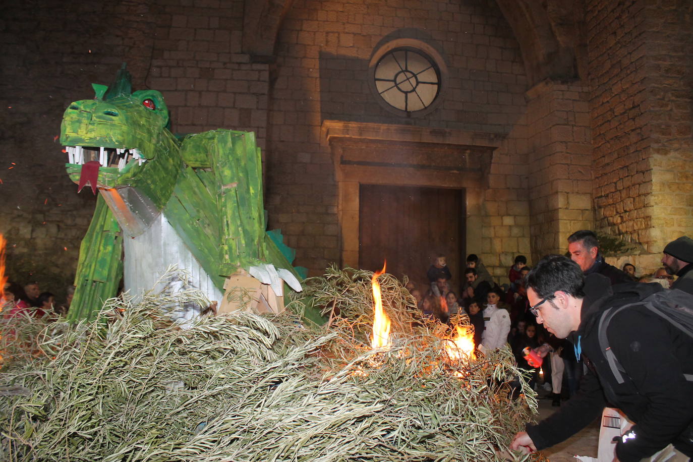 La noche del 16 de enero, la de San Antón, es siempre de tradición en Jaén, pero este año, lo ha sido un poco más, ya que hubo nueve lumbres, además de la oficial