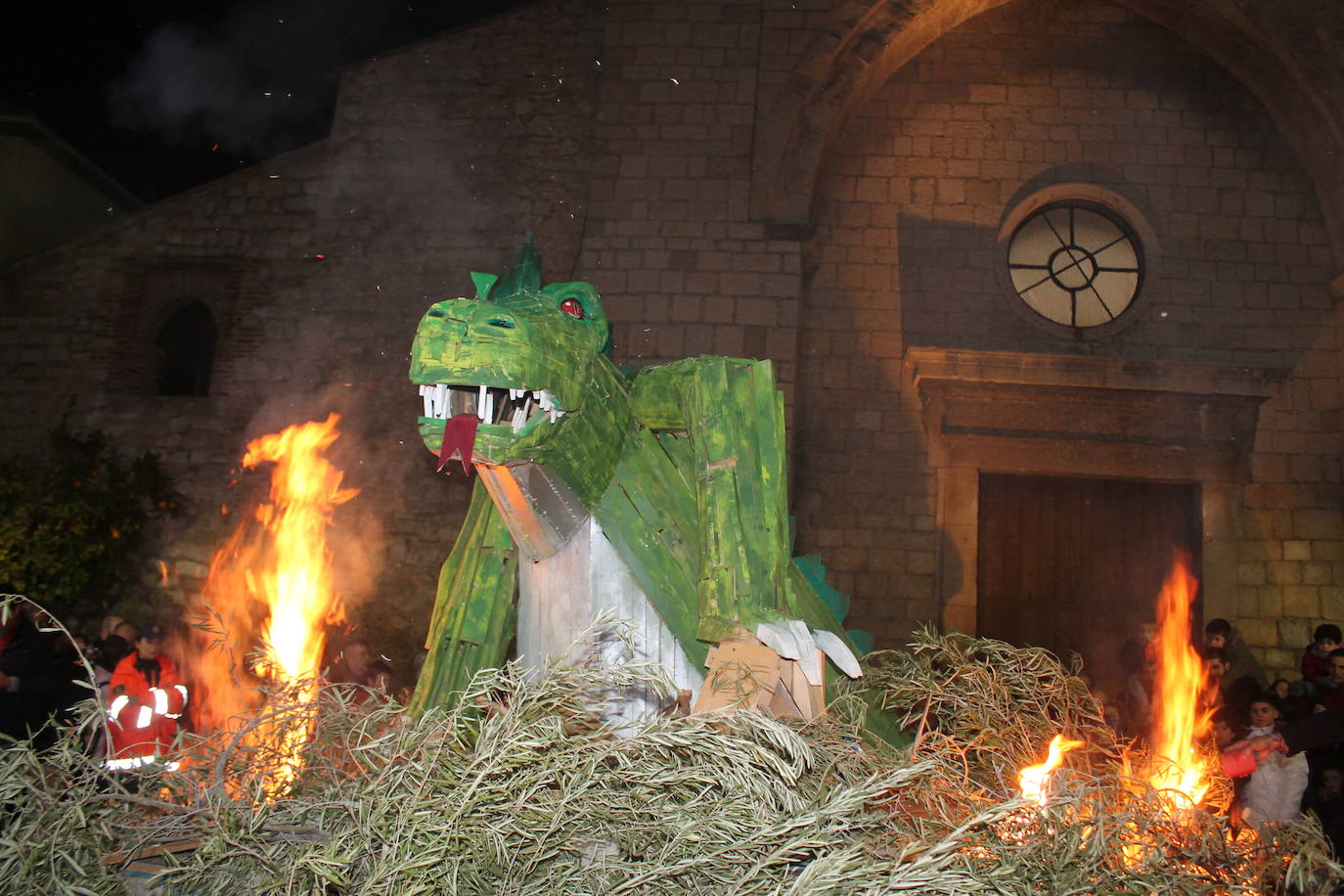 La noche del 16 de enero, la de San Antón, es siempre de tradición en Jaén, pero este año, lo ha sido un poco más, ya que hubo nueve lumbres, además de la oficial