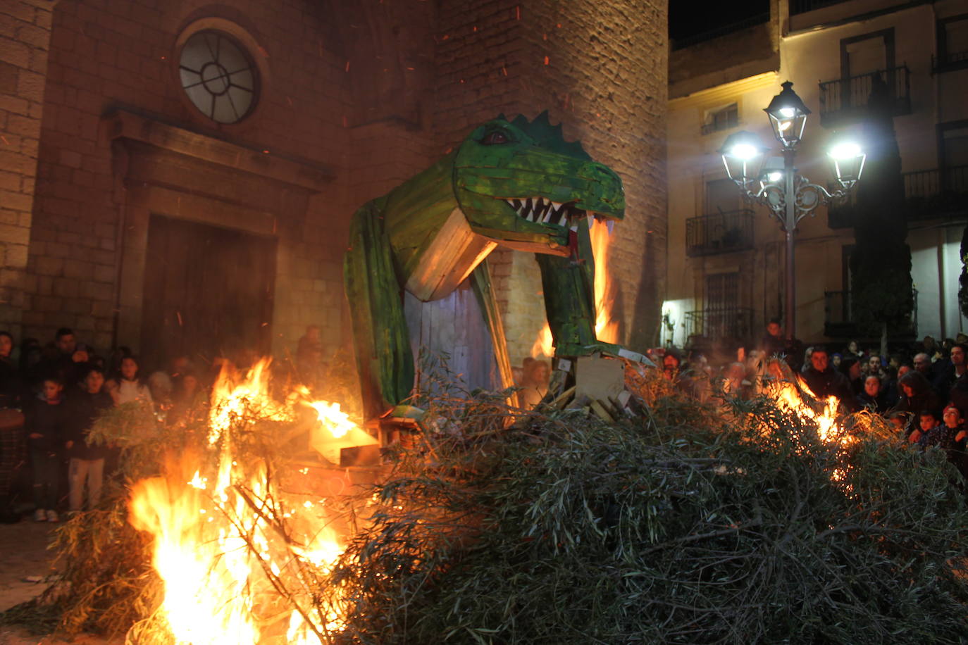 La noche del 16 de enero, la de San Antón, es siempre de tradición en Jaén, pero este año, lo ha sido un poco más, ya que hubo nueve lumbres, además de la oficial
