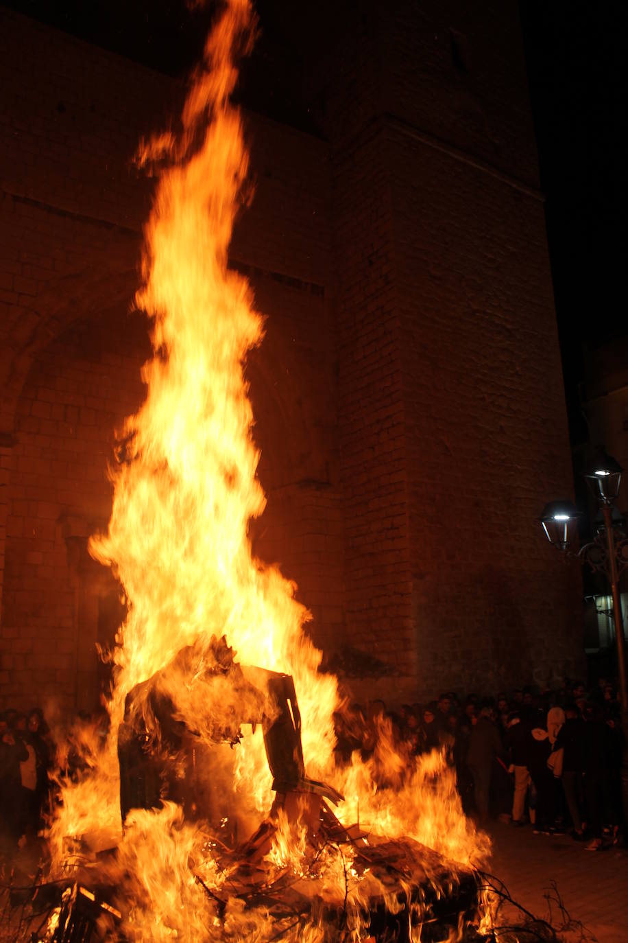 La noche del 16 de enero, la de San Antón, es siempre de tradición en Jaén, pero este año, lo ha sido un poco más, ya que hubo nueve lumbres, además de la oficial
