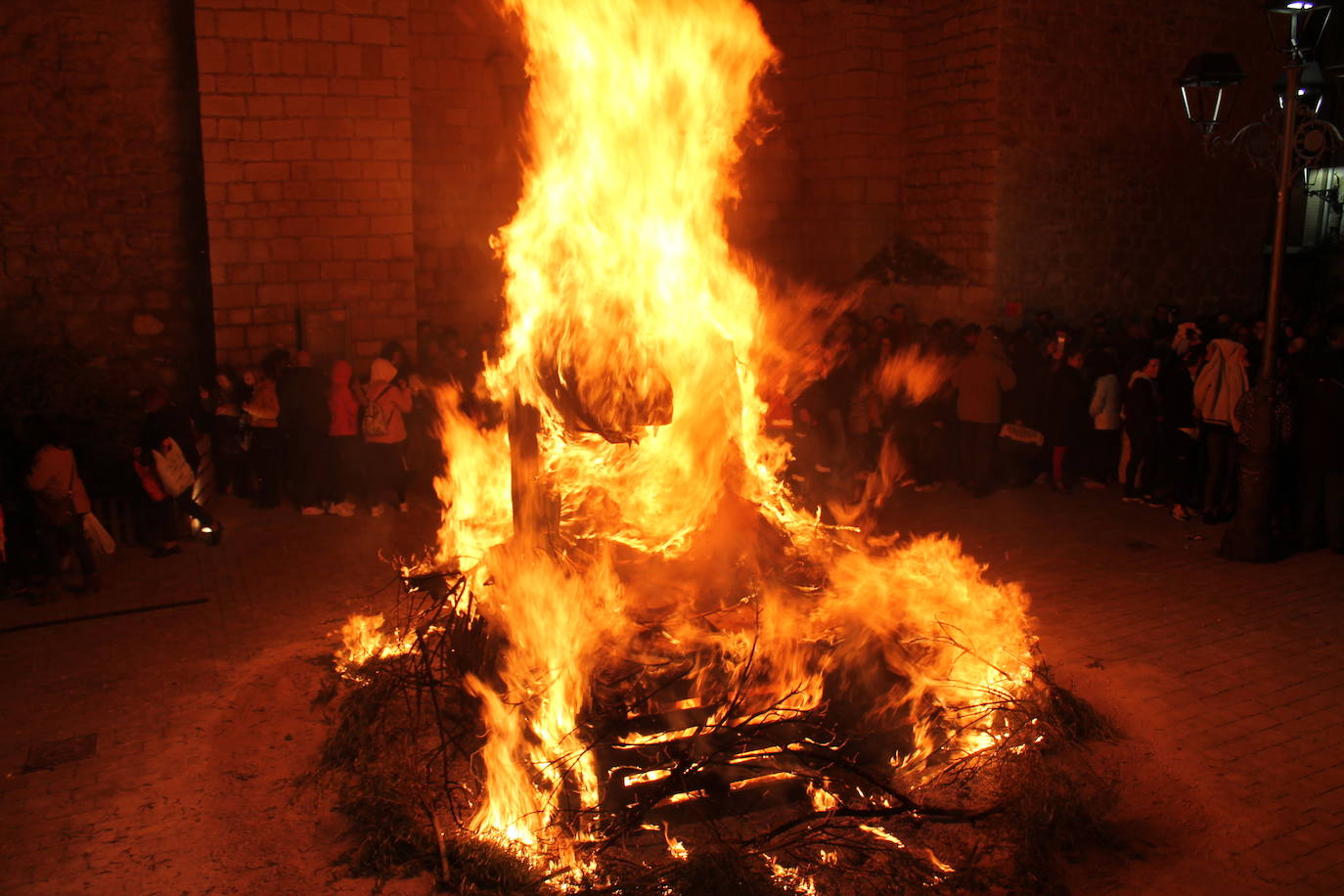 La noche del 16 de enero, la de San Antón, es siempre de tradición en Jaén, pero este año, lo ha sido un poco más, ya que hubo nueve lumbres, además de la oficial