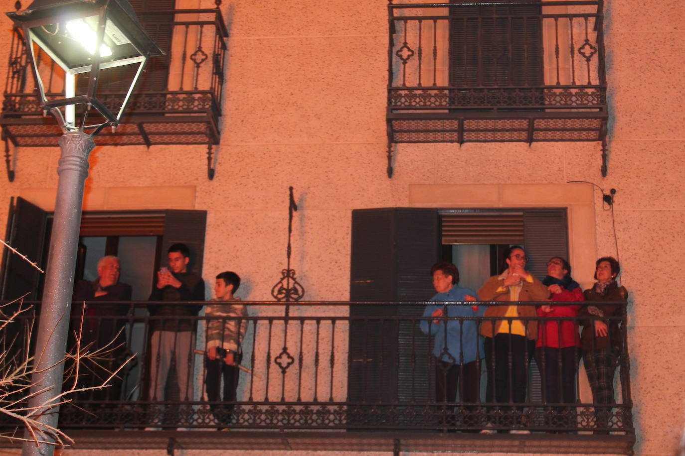 La noche del 16 de enero, la de San Antón, es siempre de tradición en Jaén, pero este año, lo ha sido un poco más, ya que hubo nueve lumbres, además de la oficial