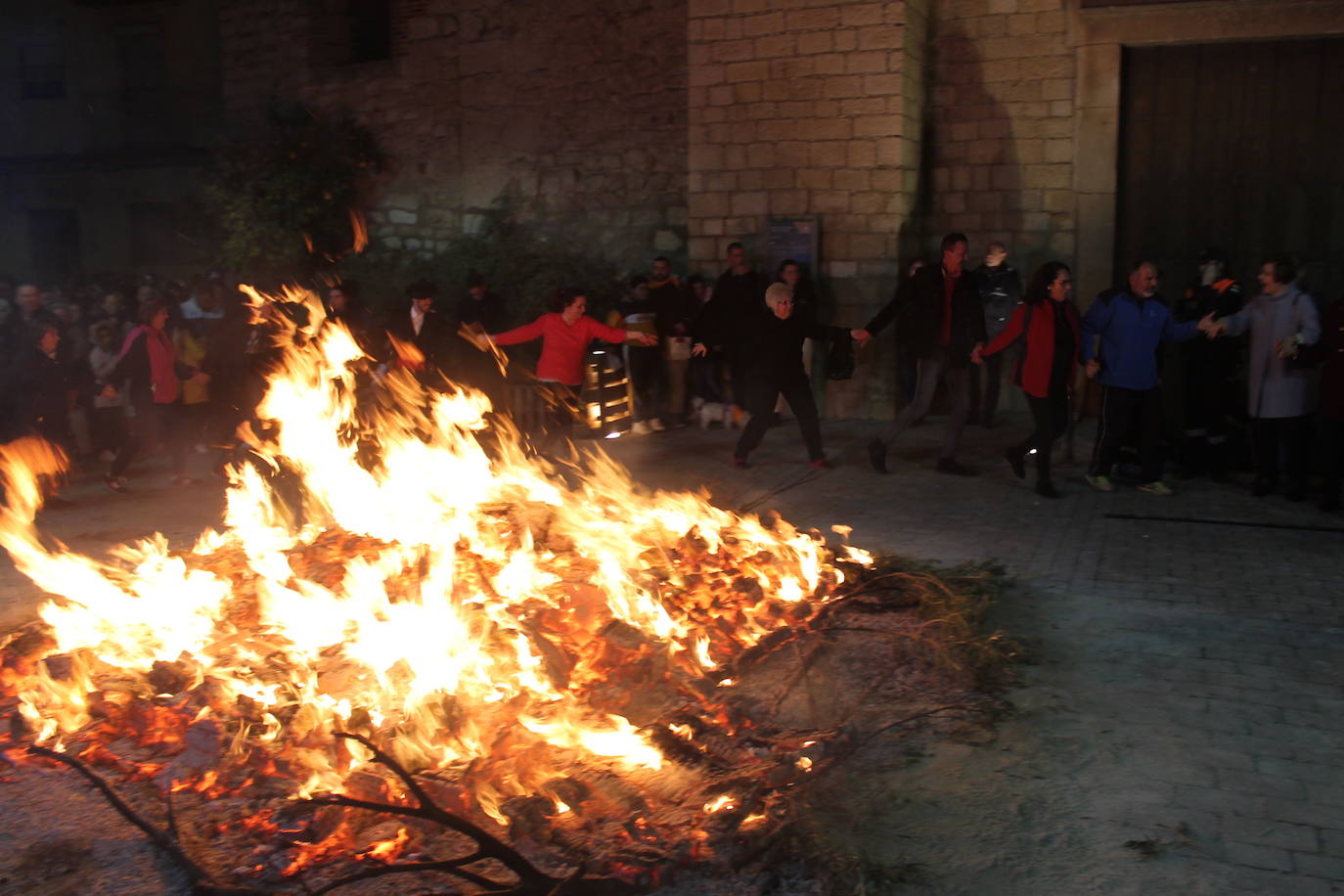 La noche del 16 de enero, la de San Antón, es siempre de tradición en Jaén, pero este año, lo ha sido un poco más, ya que hubo nueve lumbres, además de la oficial