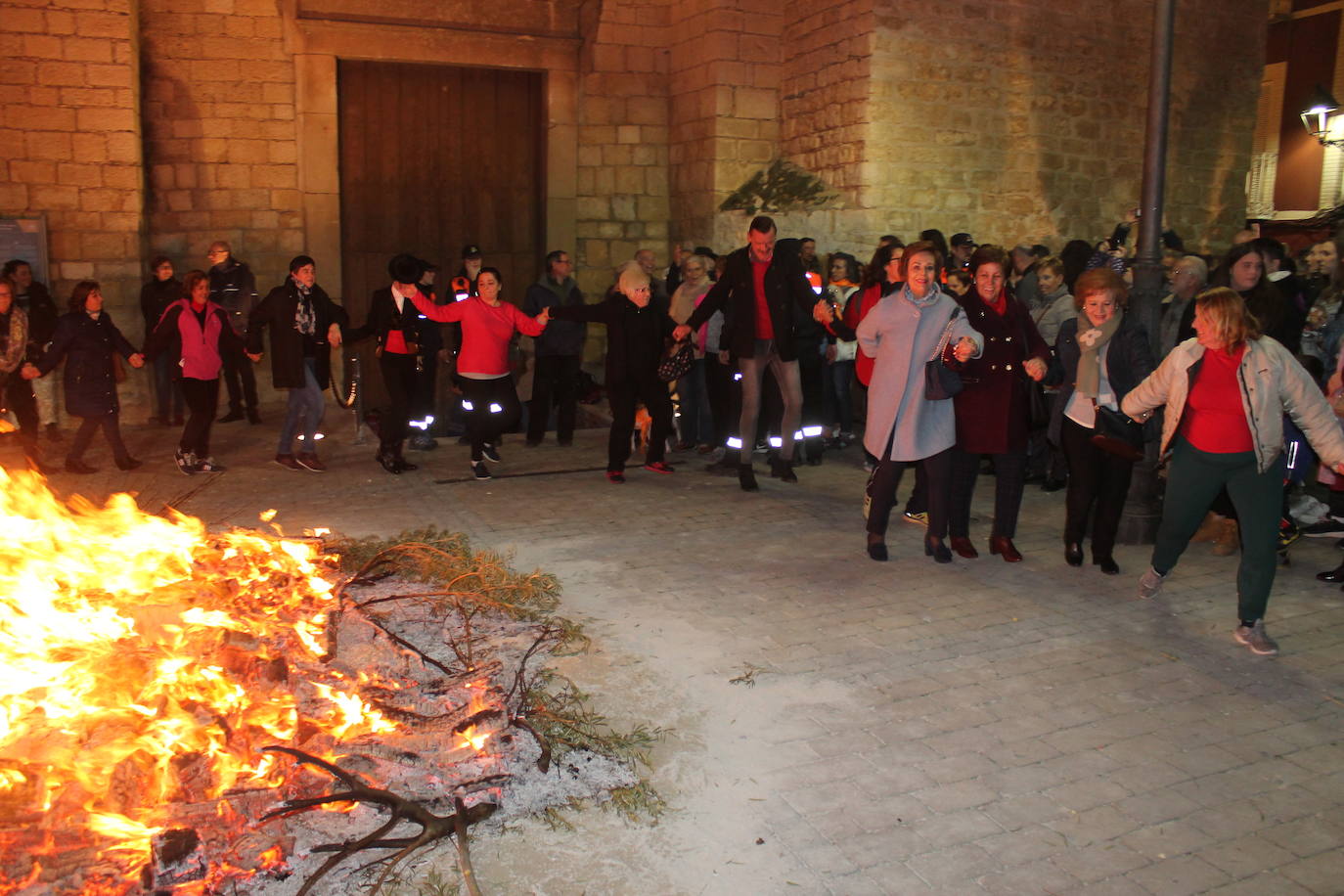 La noche del 16 de enero, la de San Antón, es siempre de tradición en Jaén, pero este año, lo ha sido un poco más, ya que hubo nueve lumbres, además de la oficial