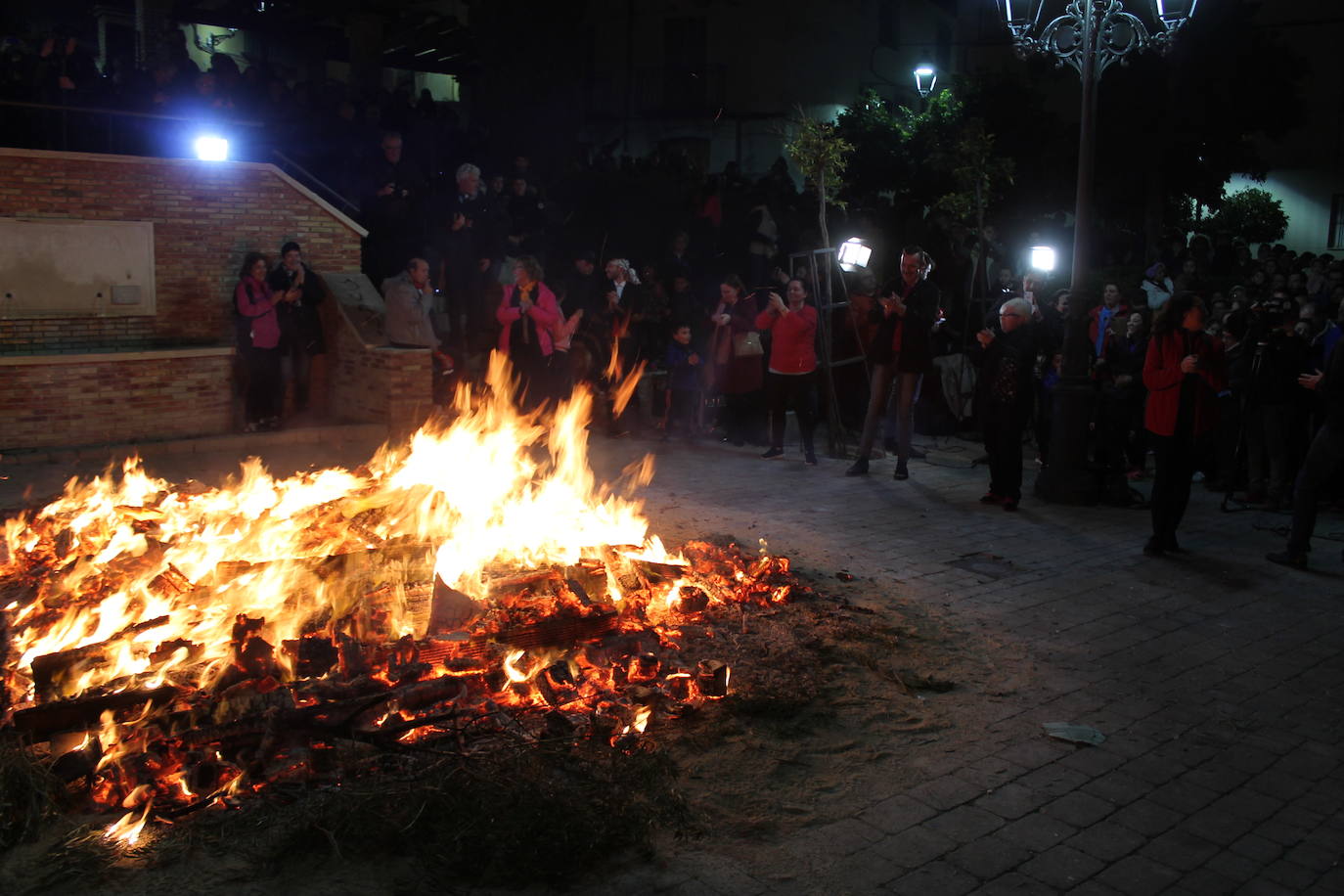 La noche del 16 de enero, la de San Antón, es siempre de tradición en Jaén, pero este año, lo ha sido un poco más, ya que hubo nueve lumbres, además de la oficial