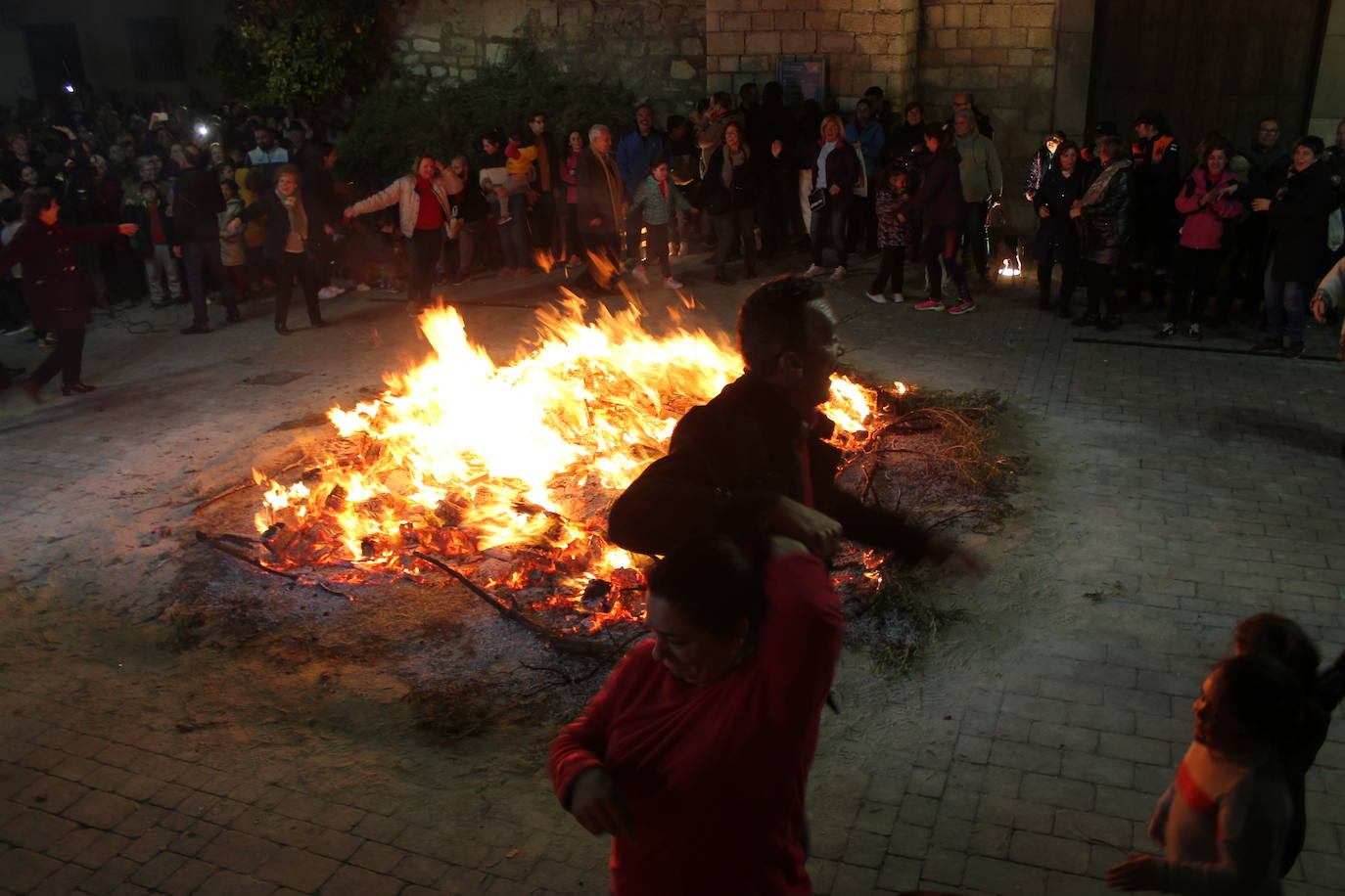 La noche del 16 de enero, la de San Antón, es siempre de tradición en Jaén, pero este año, lo ha sido un poco más, ya que hubo nueve lumbres, además de la oficial