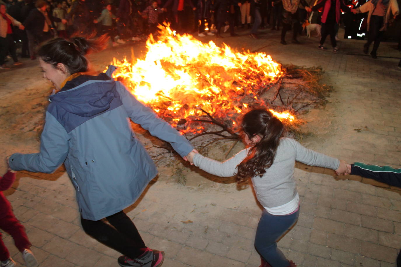La noche del 16 de enero, la de San Antón, es siempre de tradición en Jaén, pero este año, lo ha sido un poco más, ya que hubo nueve lumbres, además de la oficial