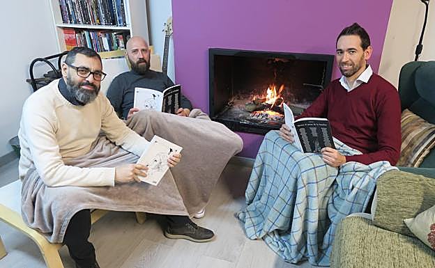 Los tres coordinadores, protegiéndose del frío al calor de los versos.