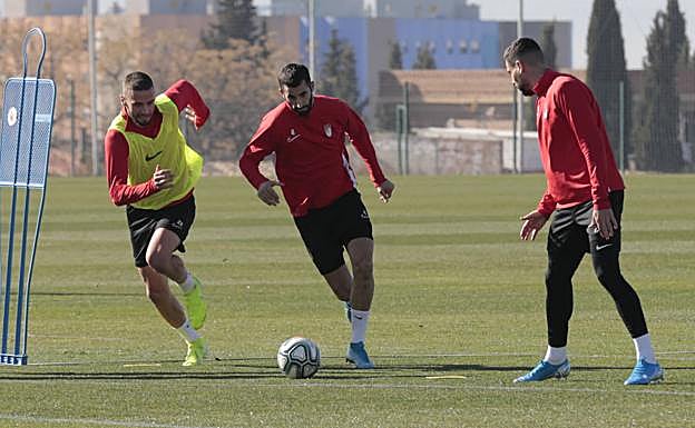 Maxime Gonalons conduce un balón en el entrenamiento del jueves. 
