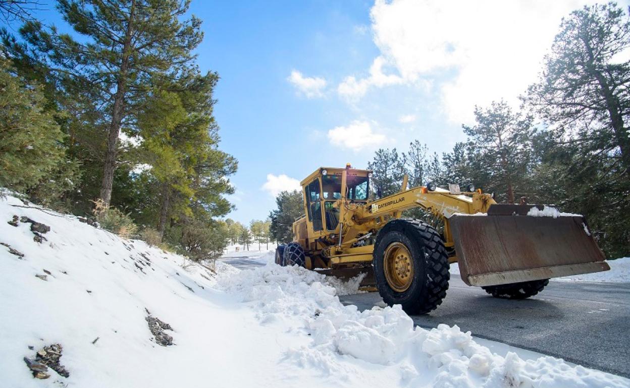 Una de las máquinas quitanieves, en el término municipal de Velefique.